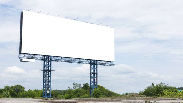 Reklam panoları gökyüzü arka plan ile çelik yapısı üzerinde boş - Fotoğraf, Görsel