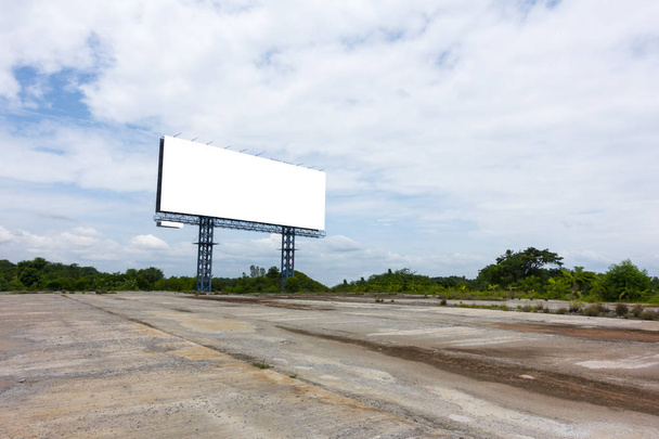 Billboards vazio na estrutura de aço com fundo céu
 - Foto, Imagem
