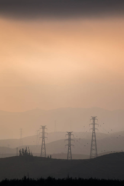 Elektryczny wieże we mgle - Zdjęcie, obraz