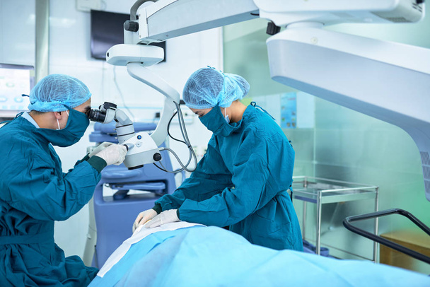 chirurghi che lavorano sulla vista del paziente
 - Foto, immagini