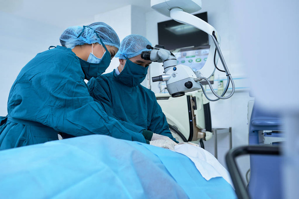 Chirurgien et infirmier pratiquant l'opération
 - Photo, image