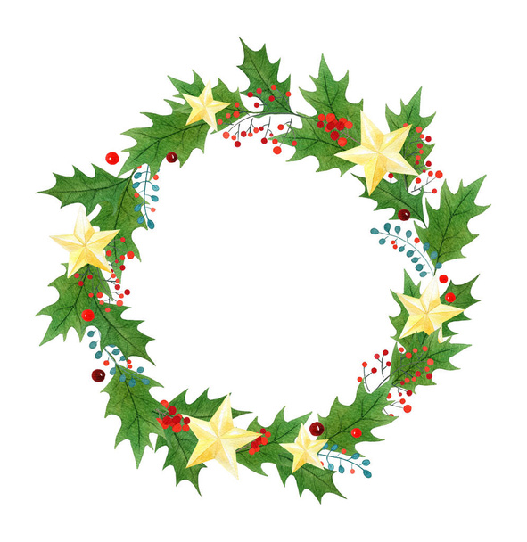 De kroon van Kerstmis of frame met Hulst bessen, bladeren en gouden sterren geschilderd in waterverf op een witte achtergrond. wenskaart, inpakpapier. - Foto, afbeelding