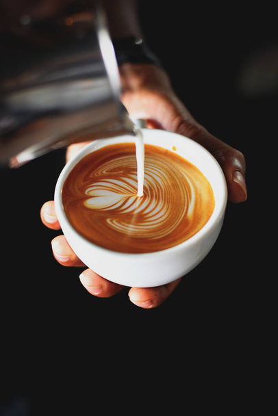 Kawa latte art przez ekspres do kawy - Zdjęcie, obraz