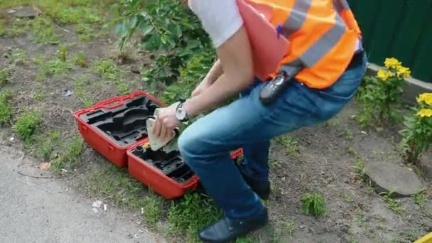 Työntekijän kertainen geodeettinen laite maanmittaukseen
 - Materiaali, video