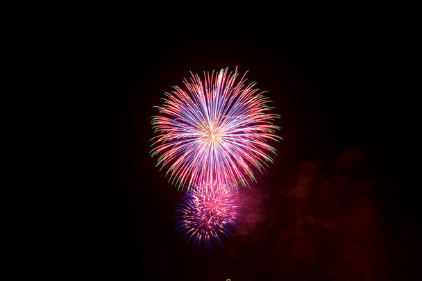 Fuochi d'artificio variopinti di anno nuovo
 - Foto, immagini