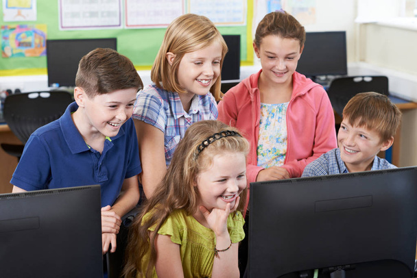 Η ομάδα των μαθητών του δημοτικού σχολείου στην τάξη του υπολογιστή - Φωτογραφία, εικόνα
