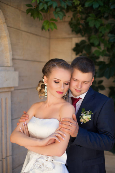 The groom gently hugged the bride on the street - Valokuva, kuva