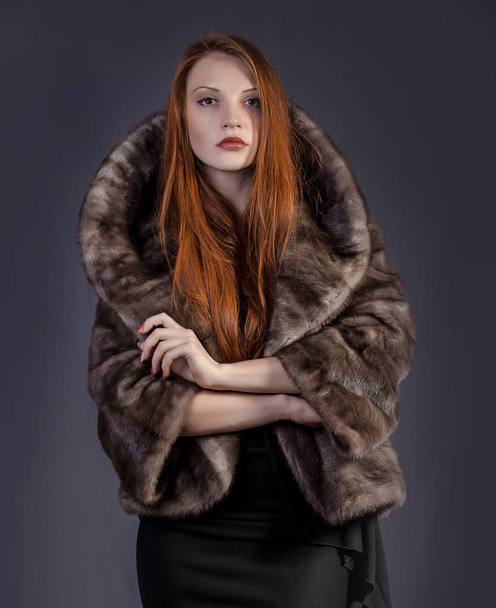lady in elegant fur coat - Foto, Imagen