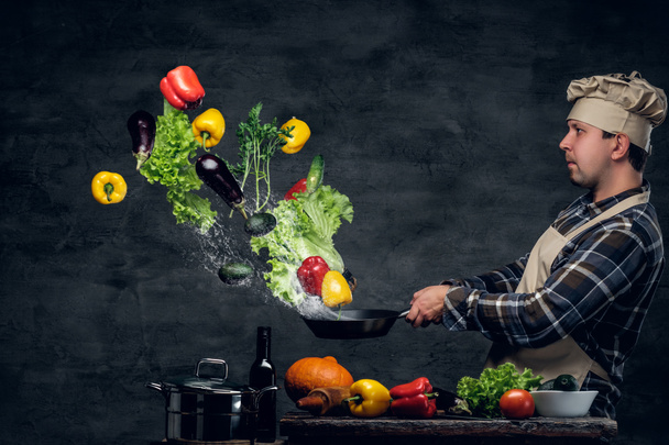 Шеф-кухар з овочами, що летять у повітрі
. - Фото, зображення