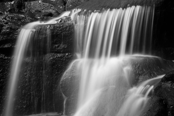 Wodospad w krajobraz las długich ekspozycji, przepływające th - Zdjęcie, obraz