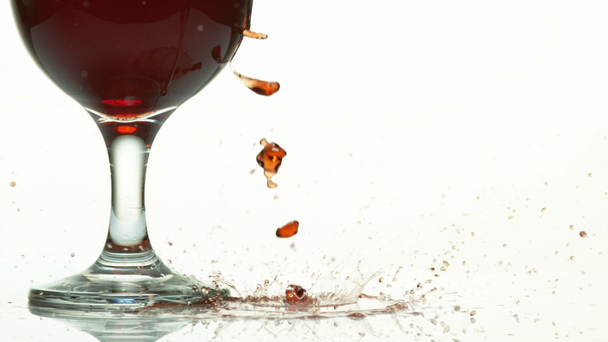Rode wijn wordt gegoten in de buurt van glas - Video
