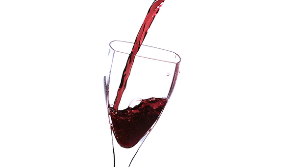 κόκκινο κρασί είναι χύνεται από γυαλί  - Πλάνα, βίντεο