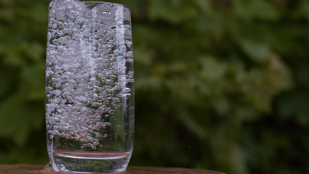 Poudering νερό σε ποτήρι  - Πλάνα, βίντεο