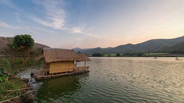 Kaunis näkymä järvelle (Khao wong resevoir) illalla
 - Valokuva, kuva