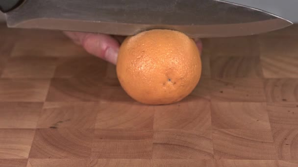 Ağır çekim bir bıçakla kesilmiş portakal - Video, Çekim