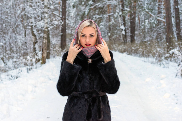 Portrait of a girl in the winter forest - Foto, Imagem