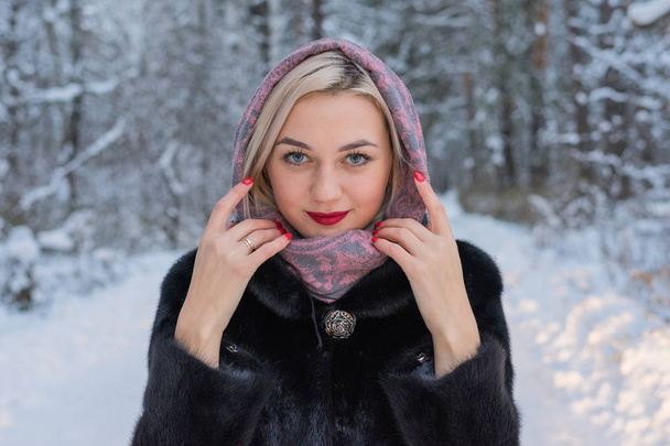 Portrait of a young girl in a winter forest - Foto, imagen
