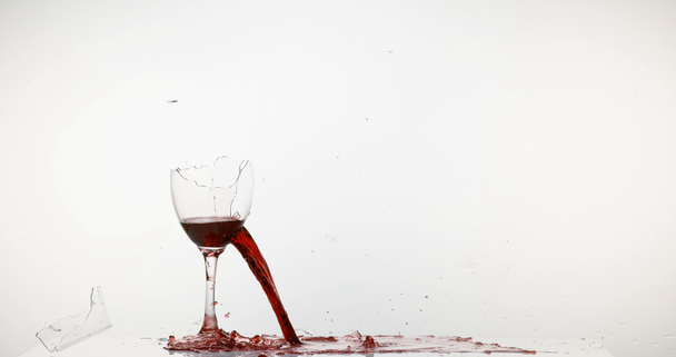 Törés és fröccsenő pohár vörös bor - Felvétel, videó