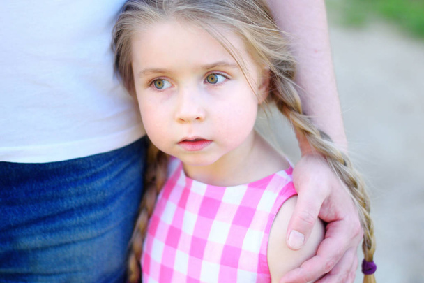 Objímání malé roztomilé smutnou dceru otec - Fotografie, Obrázek