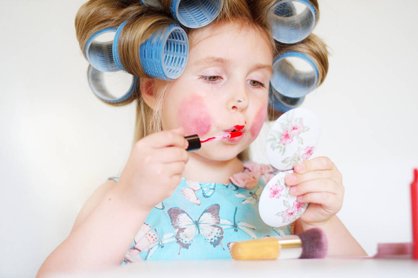 Schattig grappige meisje make-up met moeder cosmetica maken - Foto, afbeelding