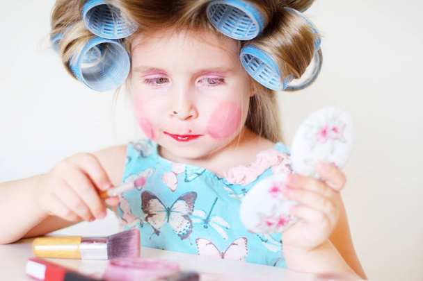 Sevimli komik küçük kız anne kozmetik makyaj yapma - Fotoğraf, Görsel