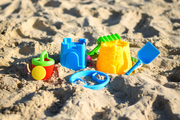 Dětské plážové hračky na písku za slunečného dne - Fotografie, Obrázek