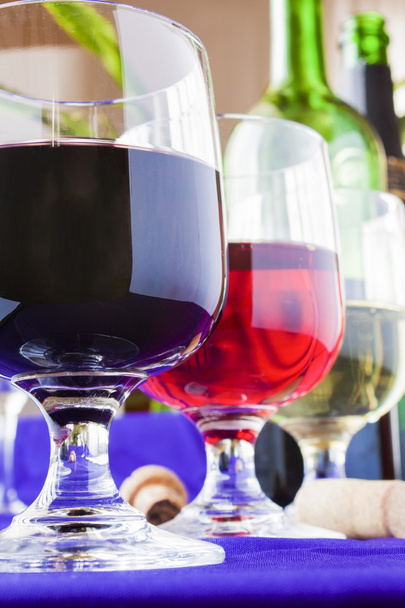 ποτήρια διαφορετικά κρασιά με την μπλε πετσέτα - Φωτογραφία, εικόνα