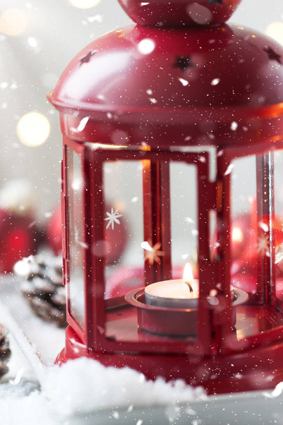 Lanterna de Natal com vela, neve, decorações de Natal
 - Foto, Imagem