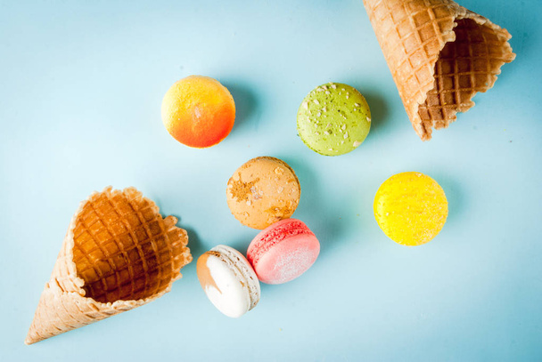 Galletas macarrones multicolores con conos de helado
 - Foto, Imagen