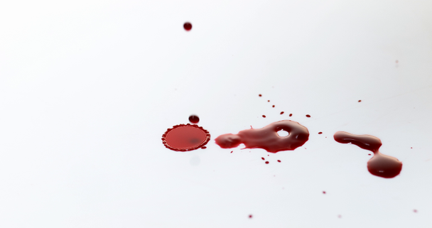 Gotejamento de sangue contra branco
 - Filmagem, Vídeo