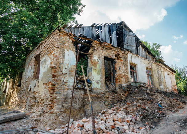 demolição da antiga casa de tijolos de um andar
 - Foto, Imagem