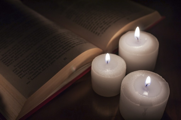 Відкриті книги та свічки на столі з темного дерева
 - Фото, зображення