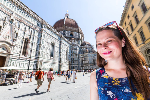 Girl in front of the Cattedrale di Santa Maria del Fiore in Florence - Photo, Image