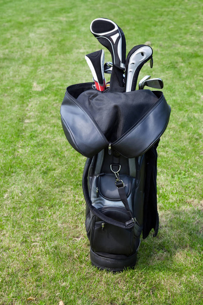 Golf bag on green grass - Fotografie, Obrázek