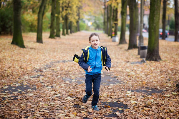 Onnellinen poika juoksee
 - Valokuva, kuva