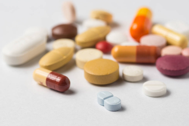 Pillole multiple che descrivono il trattamento medico o pahrmaceutical ind
 - Foto, immagini