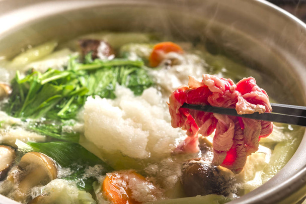 Piatto della pentola calda cucinato con delizioso ravanello
 - Foto, immagini