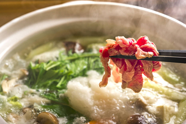 Ζεστό πιάτο κατσαρόλας μαγειρεμένο με νόστιμο ραπανάκι - Φωτογραφία, εικόνα