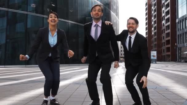 Üzleti csoport ujjong, boldogságot folytatásban nevetve - Felvétel, videó
