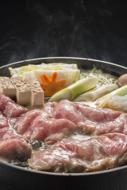 Lezzetli biftek sukiyaki pişirme kabı. - Fotoğraf, Görsel