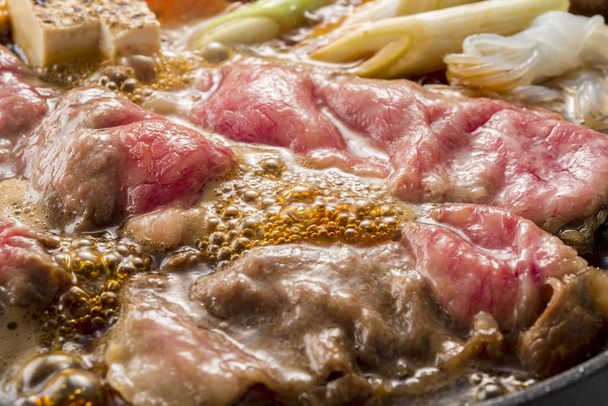 Deliciosa olla de carne de res sukiyaki
 - Foto, Imagen