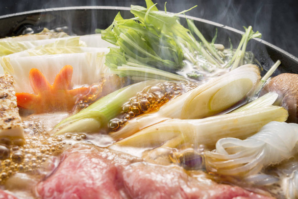 Heerlijk rundvlees sukiyaki kookpot - Foto, afbeelding