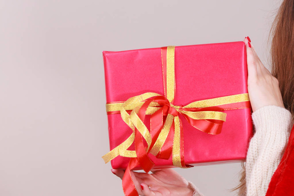 Woman with red christmas gift box - Фото, зображення