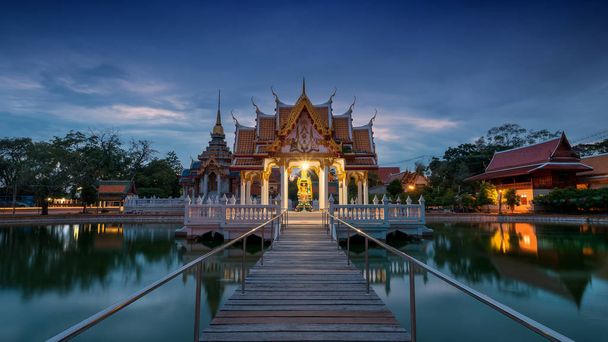  pavilon közepén víz, Lai templomban Thaiföldön - Fotó, kép