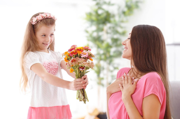 Grüße von der Tochter mit Blumen. Muttertagskonzept - Foto, Bild