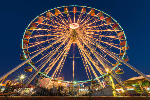 Roda gigante no parque de diversões
 - Foto, Imagem