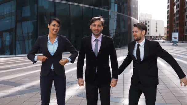 Gli uomini d'affari esultano, ridendo saltano con felicità
 - Filmati, video