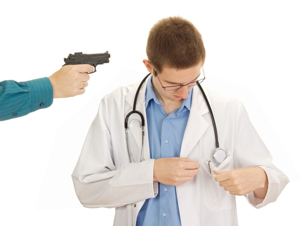 Nuori lääkäri uhataan aseella.
 - Valokuva, kuva
