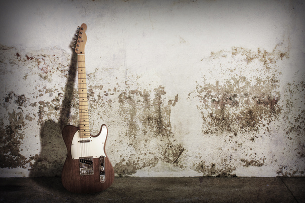 elektrische gitaar op grunge scène - Foto, afbeelding