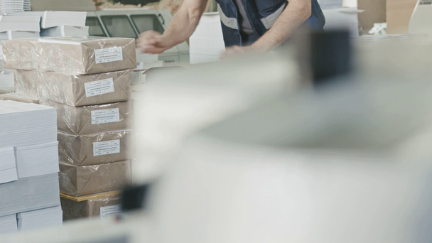Trabajador de fábrica en cajas de embalaje de almacén para entrega
 - Metraje, vídeo
